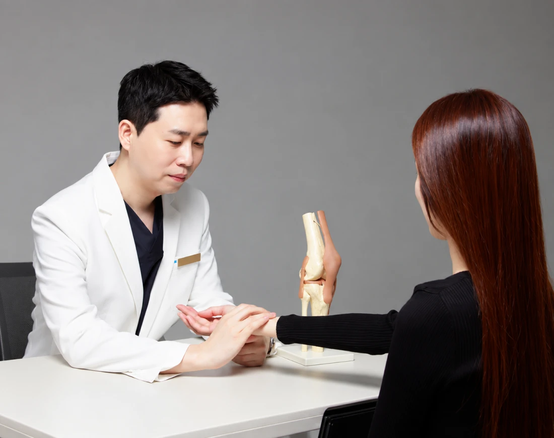 참사랑한의원 이태윤 대표원장의 상담 장면 — 반복되는 틱 증상을 함께 살펴보는 한방신경정신과 진료